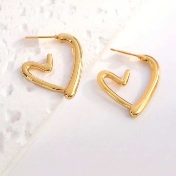 Heart gold hoop earrings - Picture 7 of 8
